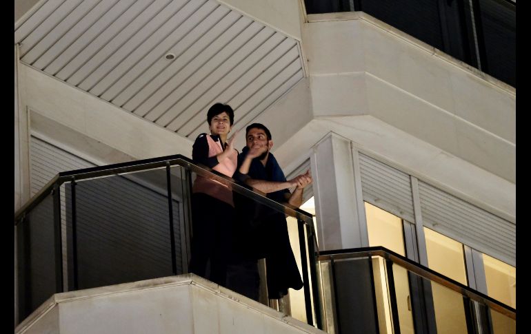 Desde muchas ventanas, terrazas y balcones de viviendas de Madrid, ciudadanos aplaudieron durante varios minutos y agitaron trapos y pañuelos blancos para apoyar la labor de los profesionales. EFE/A. Alonso