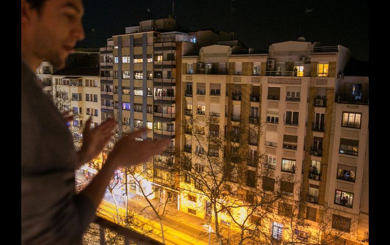 Desde muchas ventanas, terrazas y balcones de viviendas de Madrid, ciudadanos aplaudieron durante varios minutos y agitaron trapos y pañuelos blancos para apoyar la labor de los profesionales. EFE/J. Cebollada