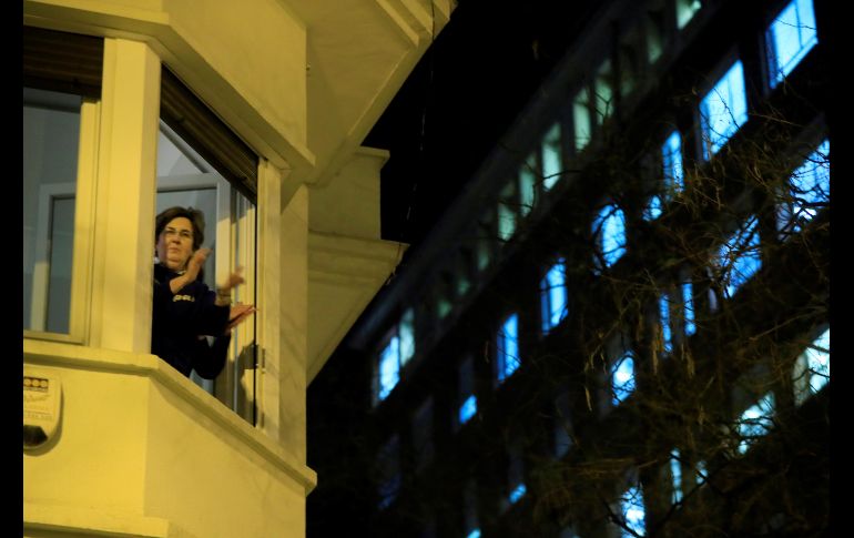 Desde muchas ventanas, terrazas y balcones de viviendas de Madrid, ciudadanos aplaudieron durante varios minutos y agitaron trapos y pañuelos blancos para apoyar la labor de los profesionales. EFE/F. Alvarado