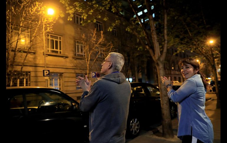 Desde muchas ventanas, terrazas y balcones de viviendas de Madrid, ciudadanos aplaudieron durante varios minutos y agitaron trapos y pañuelos blancos para apoyar la labor de los profesionales. EFE/F. Alvarado