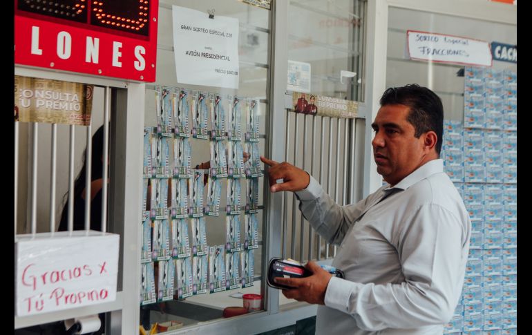 Los compradores aseguran que compran los boletos para apoyar a la causa del Presidente, y algunos incluso enmarcarán el billete. EL INFORMADOR/G. Gallo