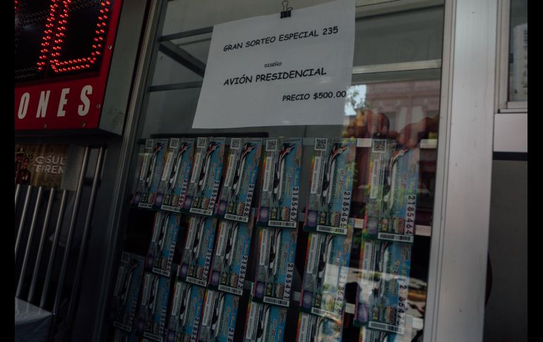 Los compradores aseguran que compran los boletos para apoyar a la causa del Presidente, y algunos incluso enmarcarán el billete. EL INFORMADOR/G. Gallo