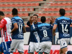 Jugadores de Puebla celebran el gol de Ángel Saldívar en medio de una cancha desierta. IMAGO 7/R. Peña