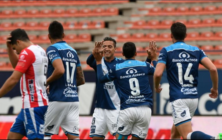 Jugadores de Puebla celebran el gol de Ángel Saldívar en medio de una cancha desierta. IMAGO 7/R. Peña