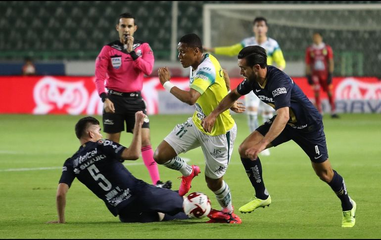 Yairo Moreno (c), de León, pelea por el balón con Johan Vásquez (i) y Luis Quintana (d), de Pumas. EFE/D. Guzmán