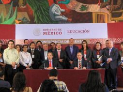 El Secretario de Educación, Esteban Moctezuma y el Subsecretario de Salud, Hugo López-Gatell, durante conferencia de prensa para informar sobre las medidas que se tomarán debido a la pandemia del Coronavirus Covid-19. NOTIMEX/J. Lira