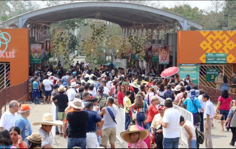 Veinticuatro horas antes, un boletín oficial describió que la euforia y baile formaron parte de la segunda noche de conciertos en la Plaza de las Artes de la Ciudad de Trueno. TWITTER / @CumbreTajin