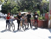 Personas que no se enteraron de la cancelación de la Vía RecreActiva esta semana como medida preventiva por el coronavirus llegaron al Parque Rojo como cada domingo. EL INFORMADOR / J. Camacho