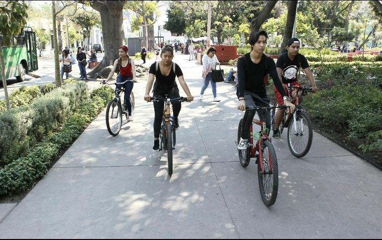 Pese al cierre de la Vía RecreActiva, algunos usuarios recorren la ciudad con la bicicleta. EL INFORMADOR / J. Camacho
