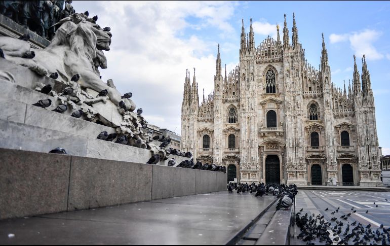 Solo palomas se ven en plaza del Domo de Milán, durante la cuarentena para frenar los contagios de covid-19. AP/LaPresse/C. Furlan