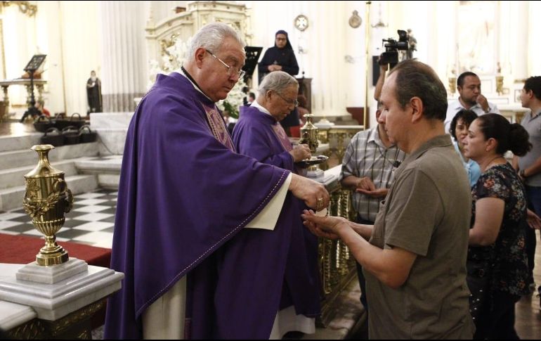 La Arquidiócesis de Guadalajara pidió a los fieles para solicitar no tocar agua bendita, no tocar imágenes, recibir la comunión en la mano y no realizar el saludo de paz. EL INFORMADOR / A. Camacho