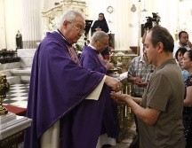 La Arquidiócesis de Guadalajara pidió a los fieles para solicitar no tocar agua bendita, no tocar imágenes, recibir la comunión en la mano y no realizar el saludo de paz. EL INFORMADOR / A. Camacho