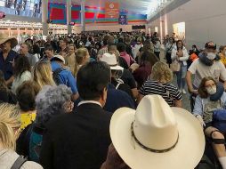 La fila para pasar aduanas ayer en el aeropuerto Dallas Fort Worth International, en  Grapevine, Texas. AP/Especial/Austin Boschen