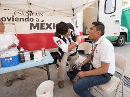 Personal médico realiza revisiones en el festival Vive Latino en Ciudad de México. AFP/ARCHIVO