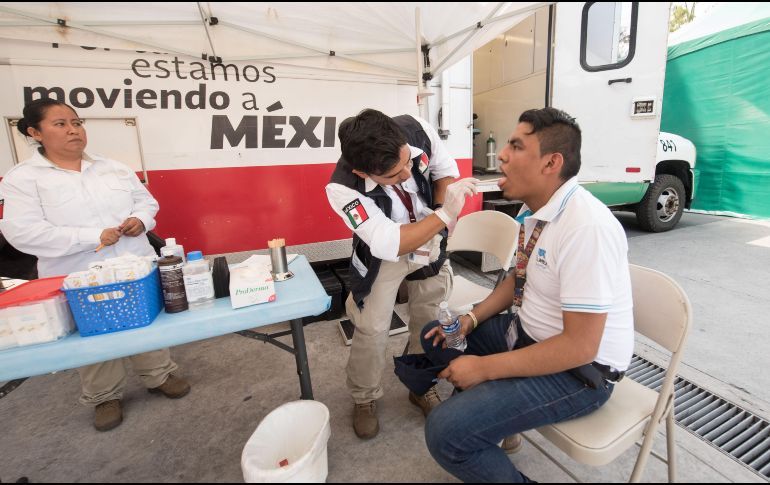 Personal médico realiza revisiones en el festival Vive Latino en Ciudad de México. AFP/ARCHIVO