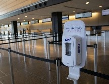 Una línea para pasajeros luce hoy vacía en el aeropuerto internacional de Seattle, en el estado de Washington. La Fed busca combatir los efectos perjudiciales de la expansión del coronavirus en la economía.