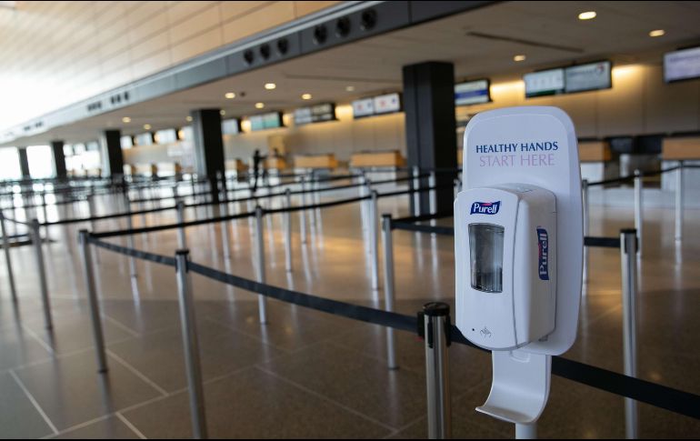 Una línea para pasajeros luce hoy vacía en el aeropuerto internacional de Seattle, en el estado de Washington. La Fed busca combatir los efectos perjudiciales de la expansión del coronavirus en la economía.