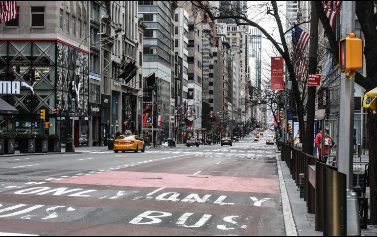 La 5a avenida en Manhattan, Nueva York, luce casi vacía este domingo por las medidas contra el coronavirus. AFP/S. Keith