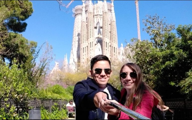 Mientras esperan su regreso a México, la pareja permanece en hotel y tiene que realizar gastos como hospedaje y alimentación. ESPECIAL