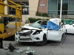 Un automóvil blanco y una pipa que transportaba agua chocaron en avenida Acueducto. ESPECIAL