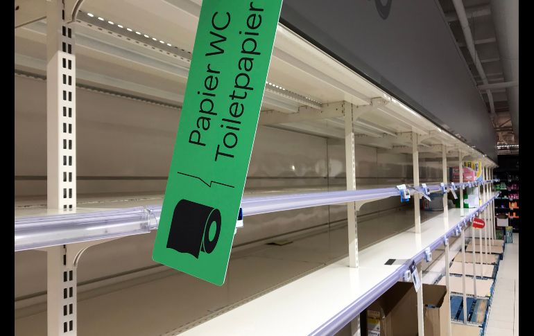 La expansión del coronavirus en el mundo ha desatado compras de pánico, especialmente en los países más afectados por la enfermedad. Pero la urgencia por hacerse de papel higiénico parece común entre consumidores alrededor del mundo. Como ejemplo, una tienda en  Bruselas, Bélgica. AFP/F. Walschaerts