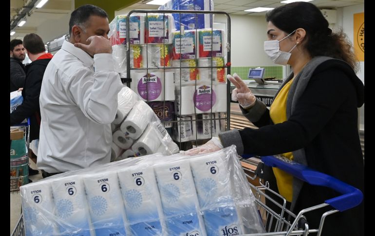 Ante la alta demanda del producto, este supermercado en Londres, Inglaterra, puso como límite dos paquetes por cliente. AFP/J. Tallis
