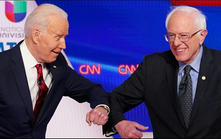Joe Biden y Bernie Sanders rehusaron estrecharse la mano y se saludaron juntando los codos. AFP/M. Ngan