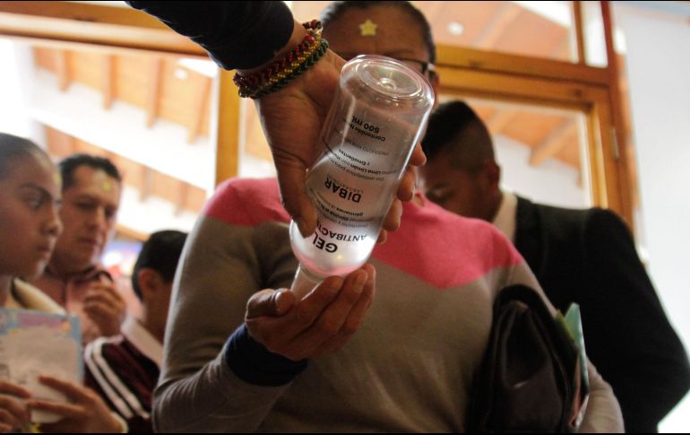 El Presidente pide no politizar el tema y hacer a un lado las diferencias políticas y no mezclar lo que tiene que ver con el interés general referente a la salud del pueblo. NTX / R. Solís