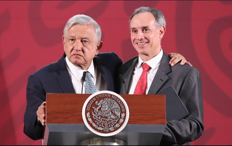 El Presidente López Obrador (i) y el subsecretario López-Gatell en la rueda de prensa este lunes en el Palacio Nacional de Ciudad de México. El Mandatario aseguró que está dispuesto a hacerse la prueba del coronavirus. EFE/J. Pazos.