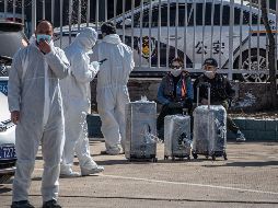 Pasajeros aguardan en Pekín junto al Nuevo Centro Internacional de Exposiciones de China, habilitado en un centro de tránsito para los viajeros entrantes internacionales. EFE/R. Pilipey