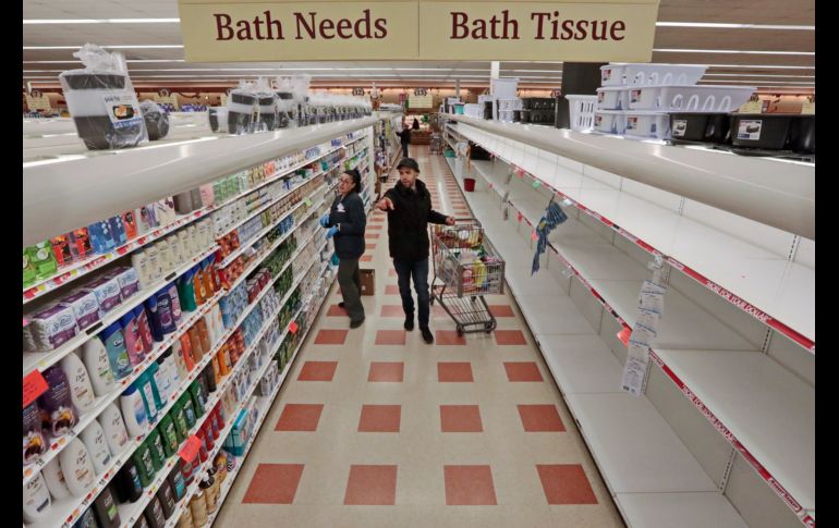 Anaqueles donde usualmente hay papel del baño lucen vacíos en un mercado en la ciudad estadounidense de New Bedford, Massachusetts. APThe Standard-Times/P. Pereira