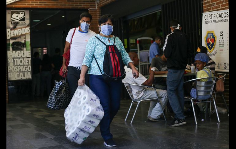 Este fin de semana se han observado compras inusuales de papel de baño en comercios de varios países. Una mujer en Caracas, Venezuela. AFP/C. Hernández