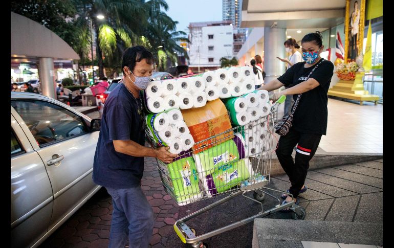 Un carrito lleno de papel de baño y de cocina en Bangkok, Tailandia. AFP/J. Taylor