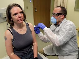 En la imagen, un científico inyecta la vacuna experimental a una voluntaria saludable. AP / T. Warren
