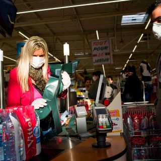 Cajeras de tiendas españolas, en primera línea de peligro ante coronavirus