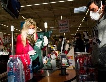 Aunque algunas cadenas de supermercados ya repartieron cubrebocas entre sus empleados, la medida de prevención no siempre se cumple. AFP/S. Bozon