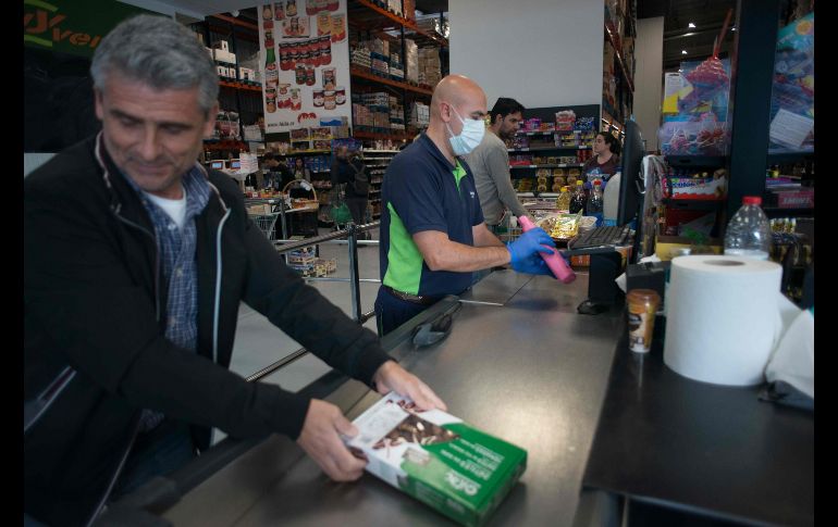 Aunque algunas cadenas de supermercados ya repartieron cubrebocas entre sus empleados, la medida de prevención no siempre se cumple. AFP/J. Guerrero