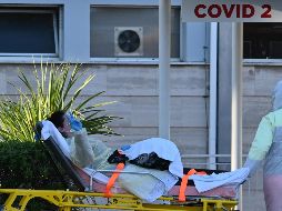Una paciente hace la señal de la victoria mientras la llevan a un hospital temporal habilitado para atender el COVID-19 en Roma, Italia. AFP/A. Solaro