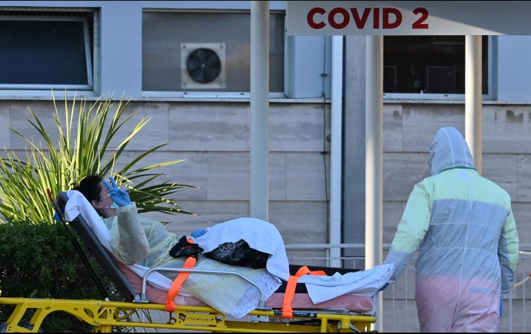 Una paciente hace la señal de la victoria mientras la llevan a un hospital temporal habilitado para atender el COVID-19 en Roma, Italia. AFP/A. Solaro