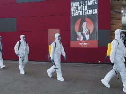Efectivos de la Unidad Militar de Emergencias se despliegan este lunes en el Aeropuerto Internacional de Málaga para realizar funciones de seguridad y tareas de desinfección por el coronavirus. EFE/J. Zapata