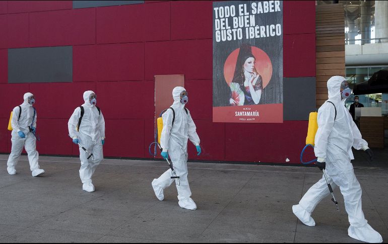 Efectivos de la Unidad Militar de Emergencias se despliegan este lunes en el Aeropuerto Internacional de Málaga para realizar funciones de seguridad y tareas de desinfección por el coronavirus. EFE/J. Zapata