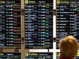 El tablero de vuelos en el aeropuerto Madrid-Barajas, en España. Los viajes de la aerolínea mexicana a Madrid se reducen de 17 a 7 vuelos semanales. AFP/G. Bouys