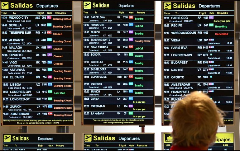 El tablero de vuelos en el aeropuerto Madrid-Barajas, en España. Los viajes de la aerolínea mexicana a Madrid se reducen de 17 a 7 vuelos semanales. AFP/G. Bouys