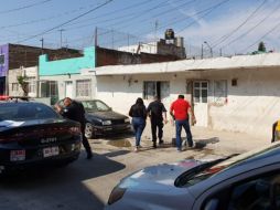 Los vecinos se mostraban sorprendidos pues aseguraron que que no escucharon nada extraño por la noche. EL INFORMADOR /