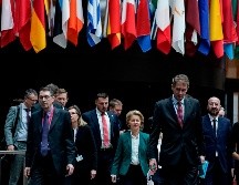 El presidente del Consejo de la UE, Charles Michel (2R) y la presidenta de la Comisión Europea, Ursula von der Leyen (C), llegan para dar una conferencia de prensa conjunta. AFP/K. Tribouillard