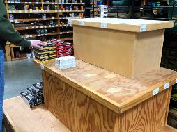 Un estante de exhibición de municiones luce casi vacío en el Almacén de los Deportistas en Meridian, Idaho. AP/L. Pane