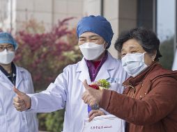 Li Lanjuan (c), una reconocida epidemióloga china, posa con la paciente curada número 600 de COVID-19 en la sucursal este del Hospital Renmin de la Universidad de Wuhan. XINHUA/C. Yang