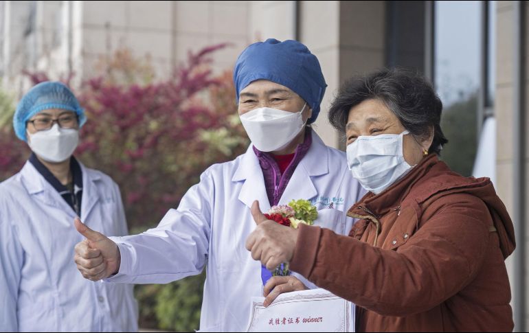 Li Lanjuan (c), una reconocida epidemióloga china, posa con la paciente curada número 600 de COVID-19 en la sucursal este del Hospital Renmin de la Universidad de Wuhan. XINHUA/C. Yang