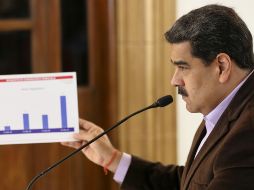 Fotografía que muestra al presidente de Venezuela, Nicolás Maduro, mientras participa en una reunión con miembros de su gabinete para mostrar los avances del coronavirus en el país. EFE/Prensa Miraflores