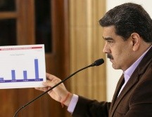 Fotografía que muestra al presidente de Venezuela, Nicolás Maduro, mientras participa en una reunión con miembros de su gabinete para mostrar los avances del coronavirus en el país. EFE/Prensa Miraflores